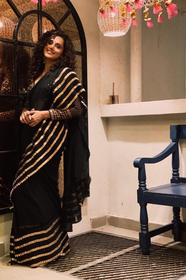 TAAPSEE  PANNU In Black Ruffle Saree