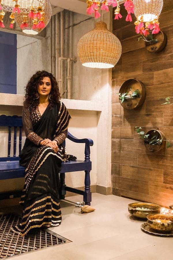 TAAPSEE  PANNU In Black Ruffle Saree