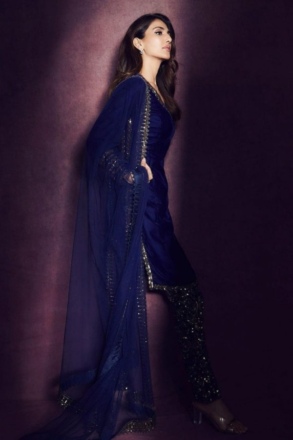 VAANI KAPOOR IN Navy Blue Velvet Kurta Set