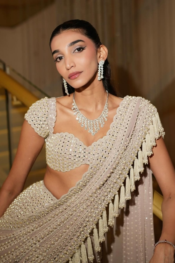Juhi godambe In Ash Pink Chandelier Pearl Drop Saree Set