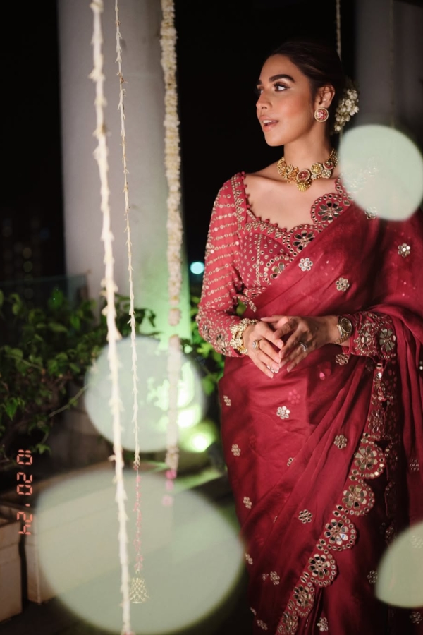 SUMMIYYA In Jhalak Mellow Wine Mirror Scallop Saree Set