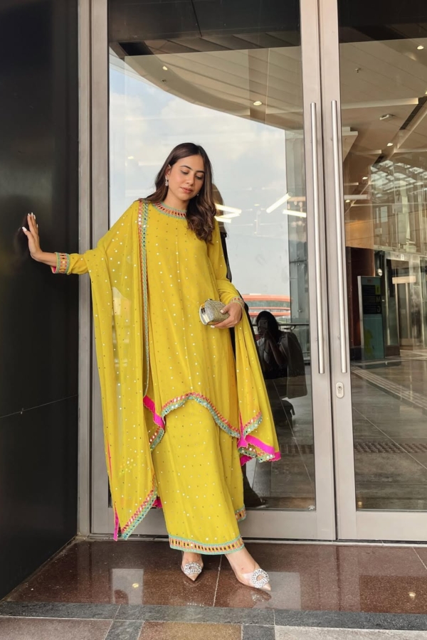 Smridhi Sibal In Moss Green Asymmetrical Kurta Set With Dupatta