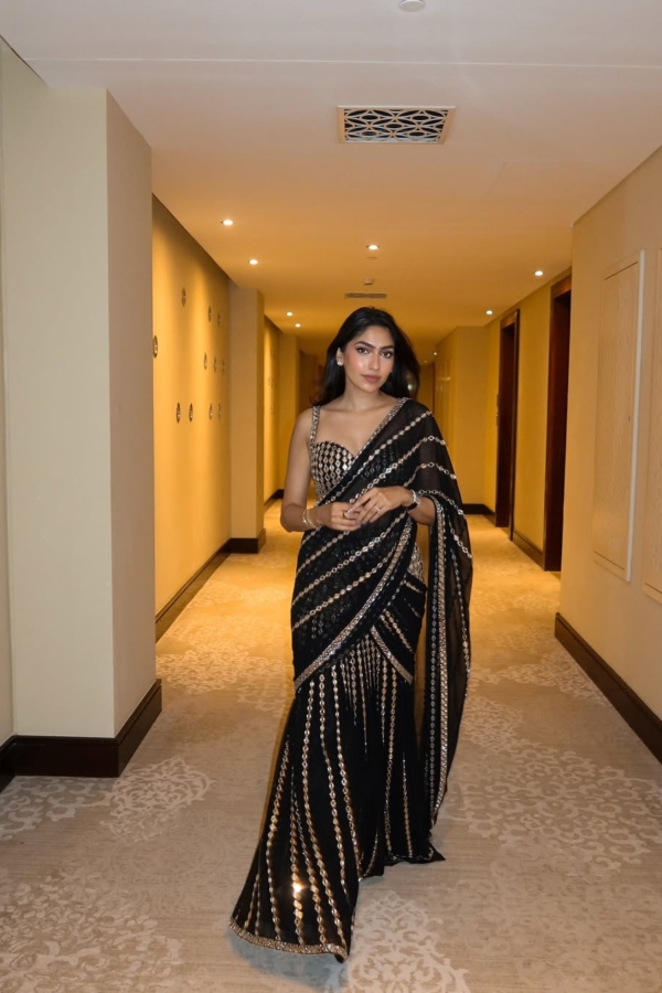 ISHA SUTARIA In Jugmug Black Pre Draped Saree Set