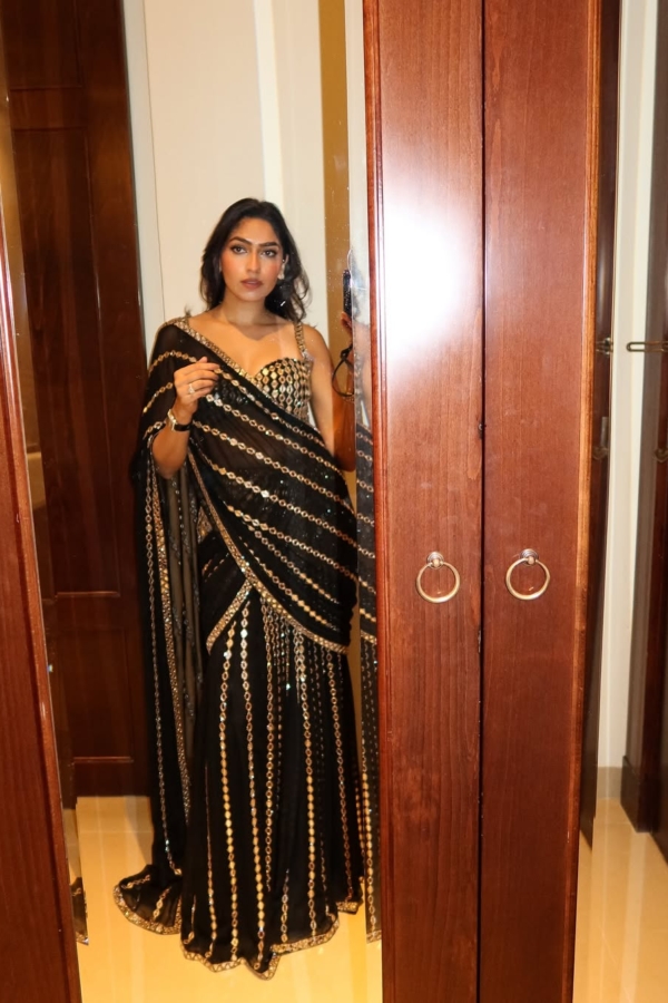 ISHA SUTARIA In Jugmug Black Pre Draped Saree Set