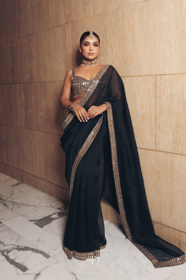 SAMIKSHA PEDNEKAR In Jugmug Black Organza Saree Set