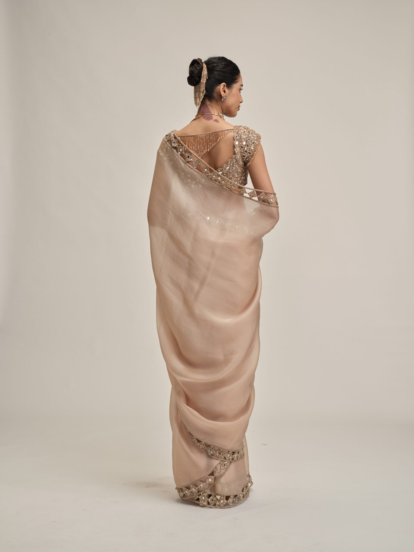 LIGHT BEIGE DIAMOND CUTWORK BORDER SAREE SET - Image 6