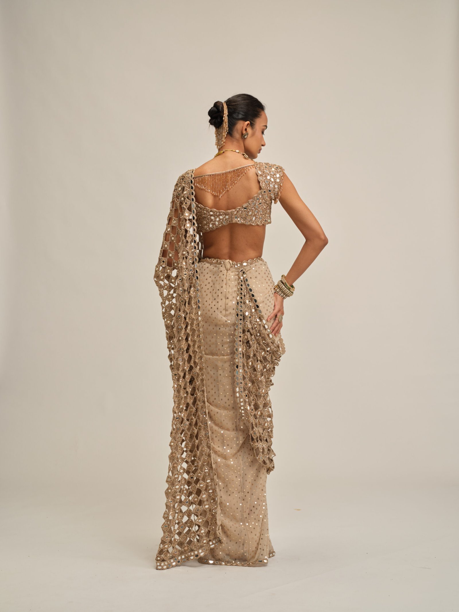 LIGHT BEIGE CUTWORK PALLU SAREE SET - Image 5
