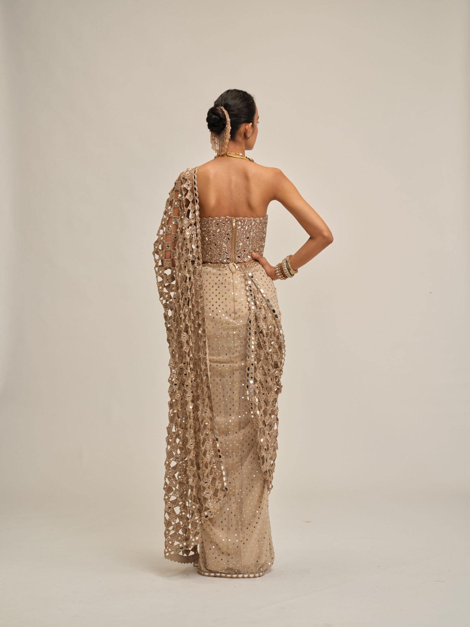 LIGHT BEIGE CUTWORK PALLU SAREE WITH CORSET SET - Image 6