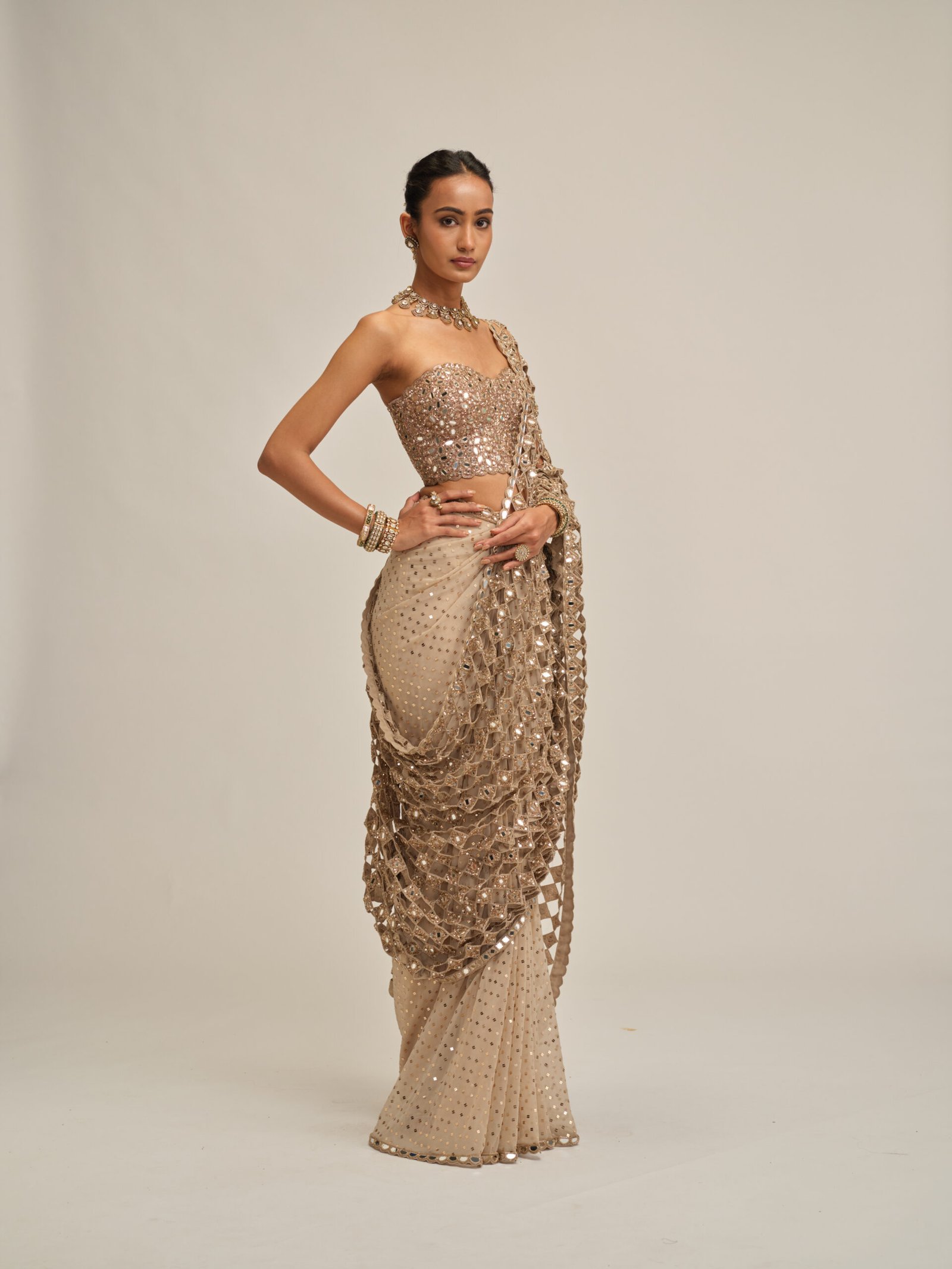 LIGHT BEIGE CUTWORK PALLU SAREE WITH CORSET SET - Image 5