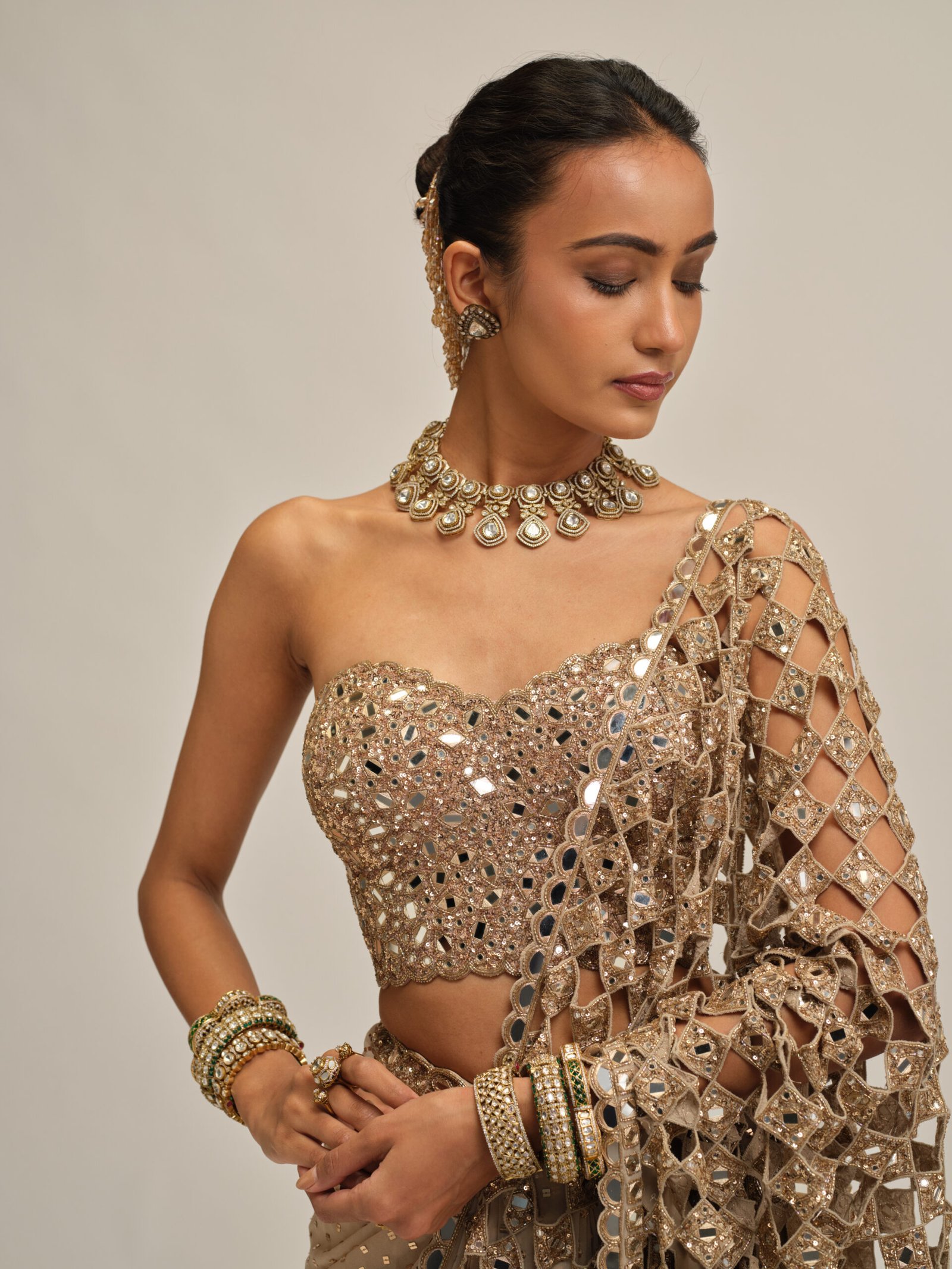 LIGHT BEIGE CUTWORK PALLU SAREE WITH CORSET SET - Image 2